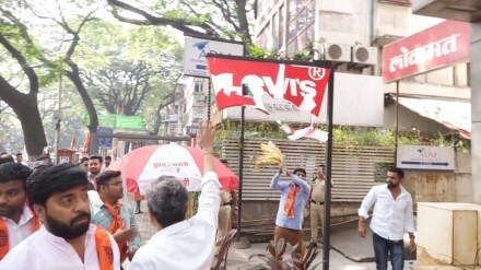 sainath babar, mns stone pelting at jm road, stone pelting on english name boards of shops, pune stone pelting on english name boards by mns