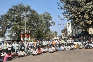 onion auction stopped by aggressive onion farmers news in marathi