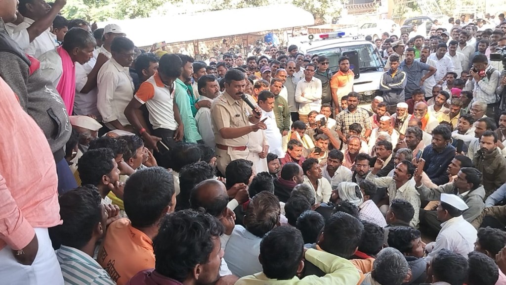 solapur onion farmers agitation news in marathi, onion auction stopped in solapur news in marathi
