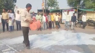 jalgaon district chalisgaon, chalisgaon milk producing farmer protest,