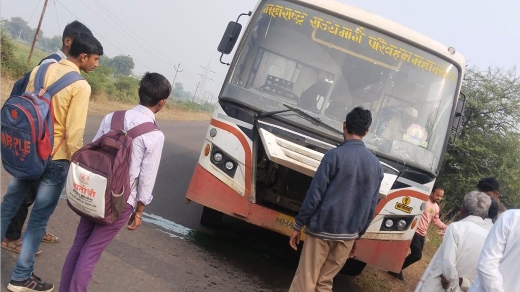 jalamb to matargaon st bus, students poured water on st bus engine