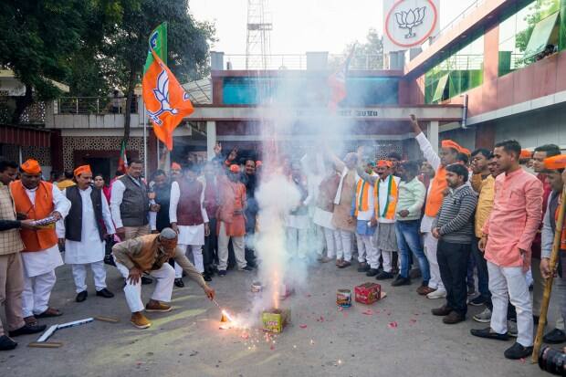 लखनौ: लखनौमध्ये विधानसभा निवडणुकीच्या मतमोजणीच्या वेळी मध्य प्रदेश, राजस्थान आणि छत्तीसगडमध्ये भाजपचे कार्यकर्ते आणि समर्थक पक्षाच्या आघाडीचा आनंद साजरा करतात. (पीटीआय फोटो)
