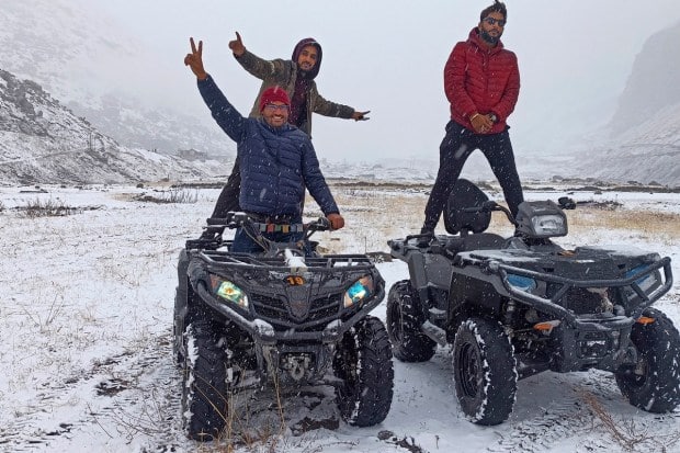 लाहौल आणि स्पिति जिल्ह्यातील कोकसर येथे ताज्या हिमवर्षावानंतर पर्यटक सुखावले असून ते बर्फात ATV चालवण्याची मज्जा लुटत आहेत. (पीटीआय फोटो)