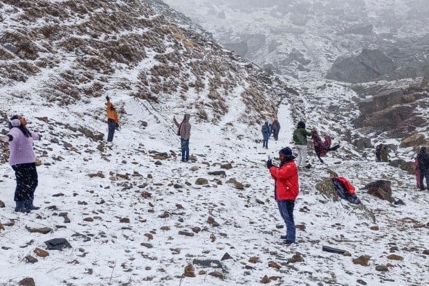 हिमाचलमधील लाहौल आणि स्पिति बर्फाच्या शुभ्र चादरीने झाकलेले आहेत. पर्यटक बर्फाच्छादित कोकसर येथे फोटो काढण्याचा आनंद घेताना दिसत आहेत.(पीटीआय फोटो)