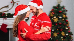 why do people kiss under the mistletoe on christmas