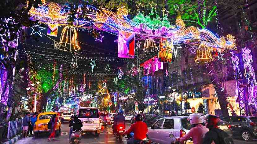 कोलकाताचा ख्रिसमस सेलिब्रेशन संपूर्ण भारतात प्रसिद्ध आहे. येथे अनेक पर्यटन स्थळे आहेत.