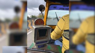 Man misses train cause stuck in Bangalore traffic helped by rickshaw driver in filmy style Watch Viral Video