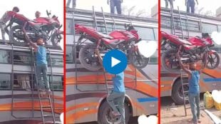 man boarded bus with a bike on his head