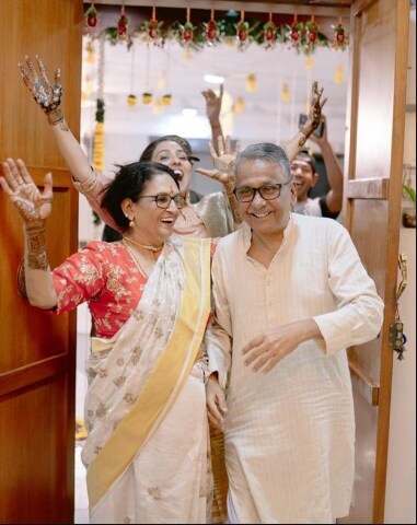 मुक्तीच्या लग्नात तिचे आई-वडिल खूप आनंदी होते.