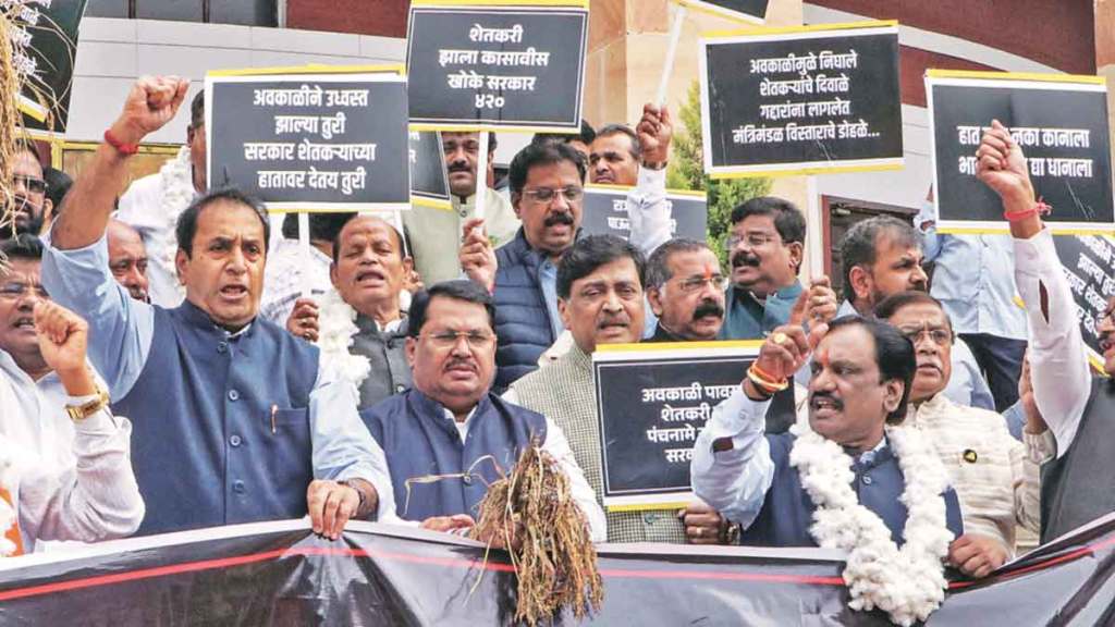 opposition tried to block the proceedings of maharashtra legislative assembly over farmers issue