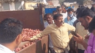 ban onion exports, auctions restored, drop of 1.5 thousand after onion export ban nashik