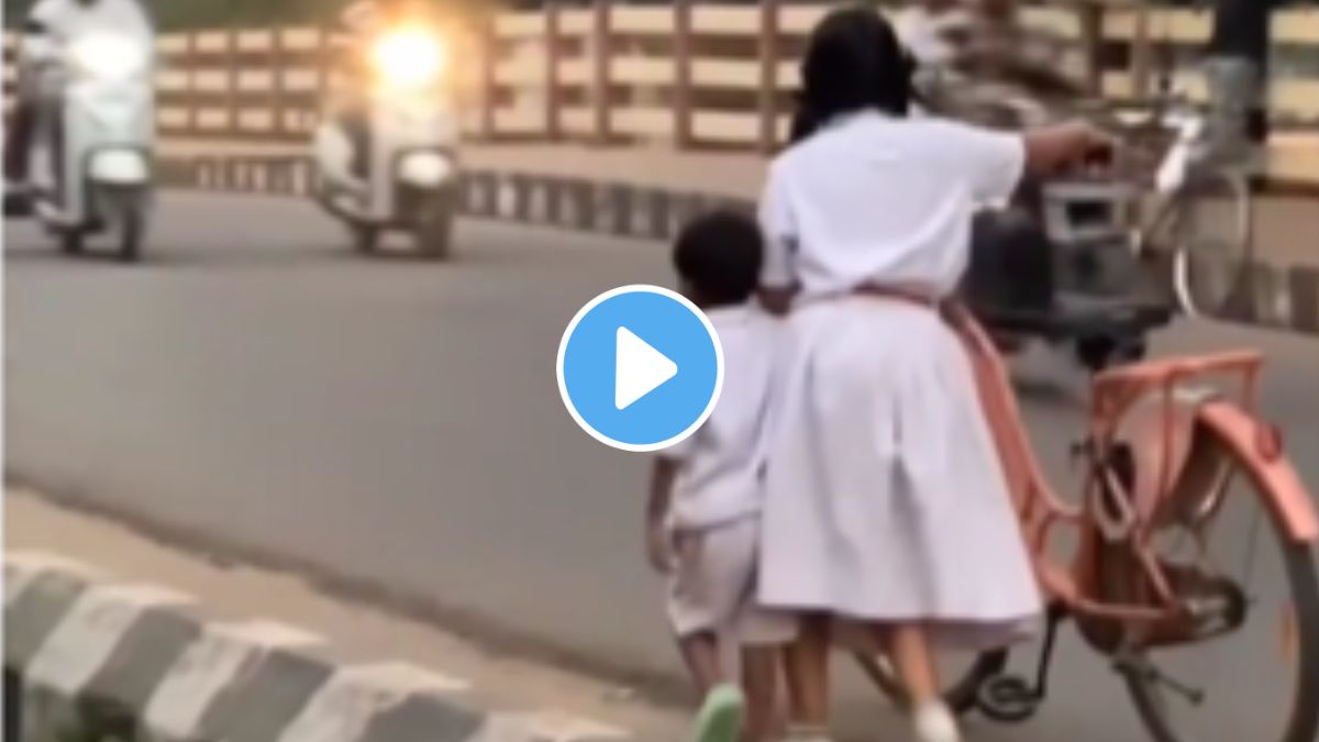 Viral Video बहीण ही नेहमी दुसरी आई असते! चिमुकल्या भावाबरोबर शाळेत