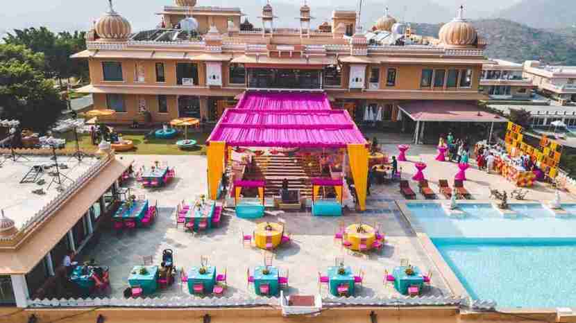 राजस्थानच्या उदयपूर, जयपूर, जोधपूर, शहरांमध्ये अनेक रिसॉर्ट्स, रॉयल हॉटेल्स आणि पॅलेस आहेत जिथे तुम्ही तुमच्या शाही लग्नाचे आयोजन करु शकता.