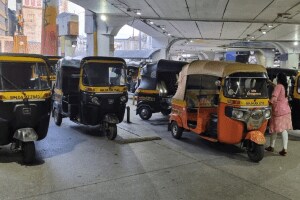 Thane station area, rickshaw drivers blocking way passengers parking rickshaws hawker-free areas
