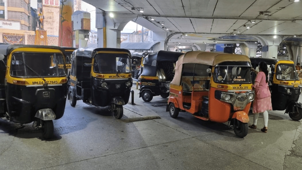 Thane station area, rickshaw drivers blocking way passengers parking rickshaws hawker-free areas