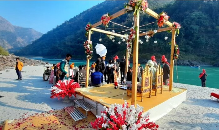 ऋषिकेशमध्ये गंगा नदीबरोबरच अनेक नद्या आहेत ज्यांचा लग्नाच्या शूटमध्ये चांगला वापर केला जाऊ शकतो.