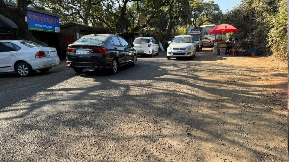 tourists, Annoyed, bad road conditions, Mahabaleshwar, Panchgani