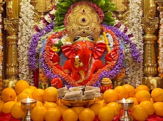 सामान्य नागरिकांपासून ते सेलिब्रिटीपर्यंत असे लोक श्री दर्शन व आपला नवस मागण्यासाठी येथे येतात.