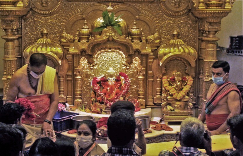 एका वृत्तानुसार, दरवर्षी मंदिरात जवळ-जवळ ७५ ते १२५ कोटी इतकी रक्कम भाविकांकडून देगणी स्वरुपात देण्यात येते.