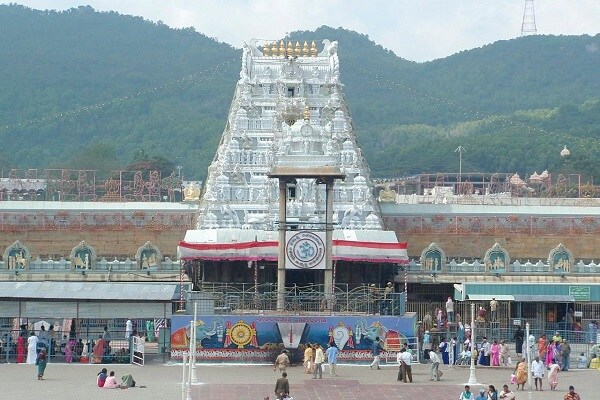 दरवर्षी या मंदिराला भाविकांकडून ६५० कोटी इतकी देणगी देण्यात येते.