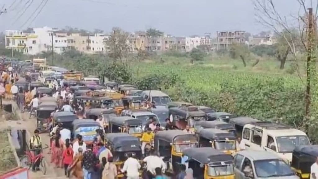 Traffic jam in Jalgaon even when thousands of police home guard force are on duty