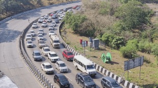 Congestion expressway holidays Crowd of tourists Lonavala occasion of Christmas
