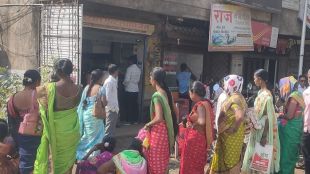 Women queue up in front of Wada Post Office over rumors of Ladli Behan scheme