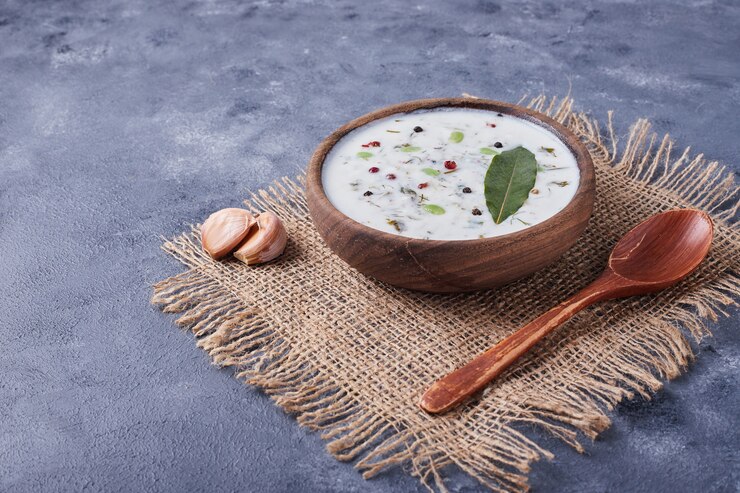 दह्यामधील प्रो-बायोटिक्स चांगल्या कोलेस्टेरॉलच्या पातळीशी संबंधित आहेत, ज्यामुळे हृदयविकाराचा धोका कमी होतो.