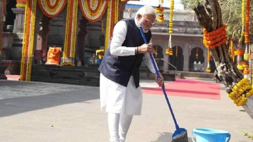 पंतप्रधान नरेंद्र मोदी यांनी आज नाशिकच्या काळा राम मंदिरात स्वच्छता मोहीम राबवली. काळा राम मंदिरात पूजा, आरती करण्याआधी त्यांनी स्वच्छता मोहीम राबवली. हातात झाडू घेऊन त्यांनी स्वतः स्वच्छता केली. त्यांचा हा फोटो चांगलाच व्हायरल होतो आहे.