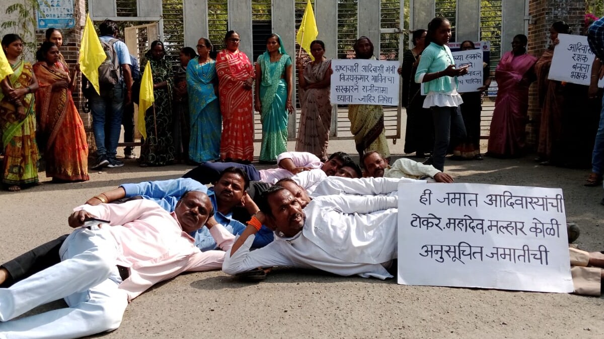 aadivasi koli samaj sleeping protest caste validity certificate collector office jalgaon