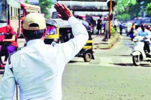 women breaking traffic rules nagpur