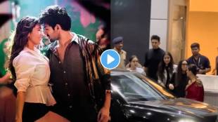 bollywood actress sara ali khan give flying kiss to kartik aaryan front of kareena kapoor
