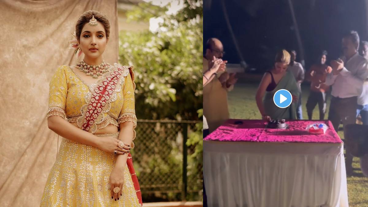 rupali bhosle birthday celebrated on aai kuthe kay karte serial set