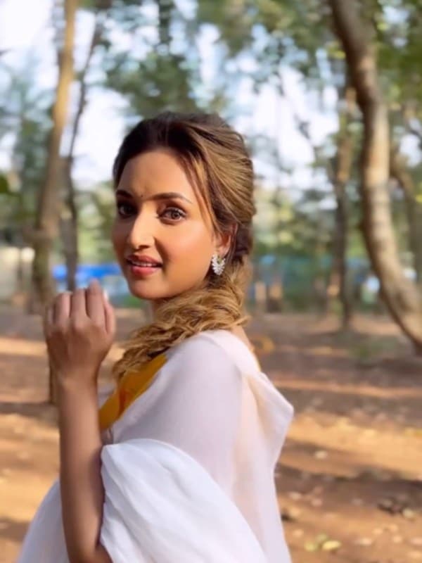 Rupali Bhosle White Saree Video