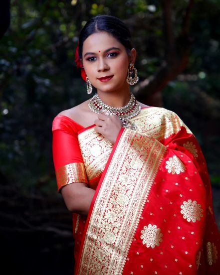 Tejashree Walavalkar Glamorous Look