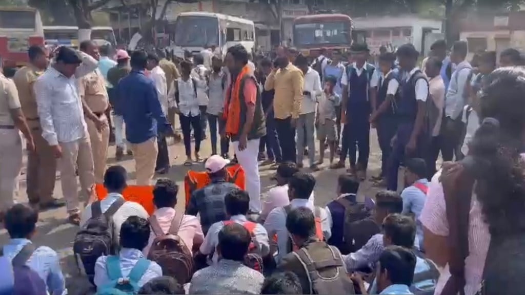 sangli abvp agitation, irregular st buses in shirala taluka