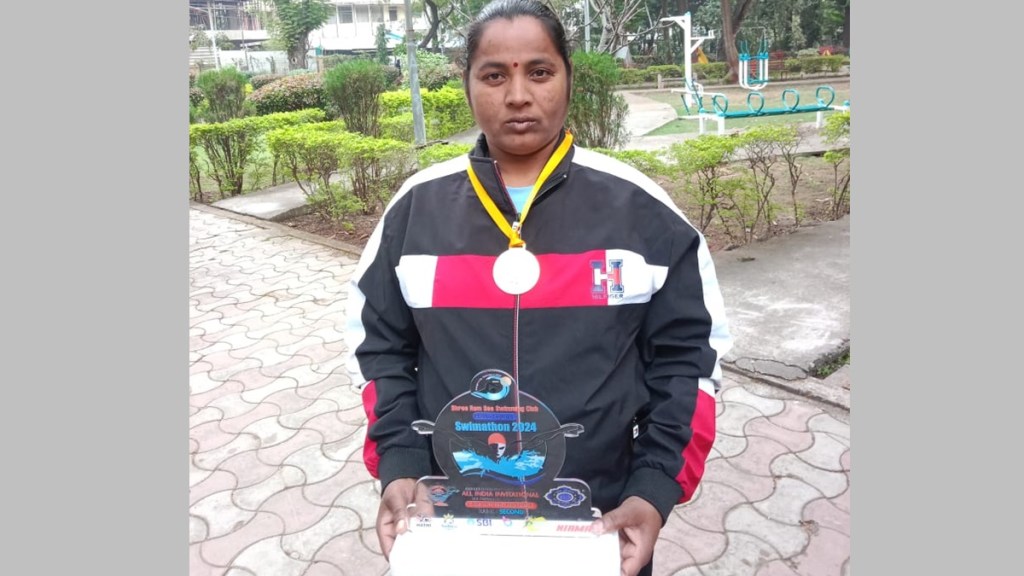 ishwari watkar swimming latest news in marathi, nagpur s 40 year old swimmer ishwari watkar