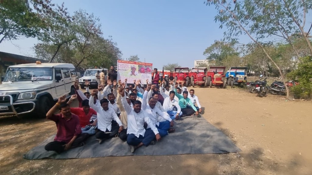 nashik onion producer farmers news in marathi, tractor march on nafed office news in marathi,