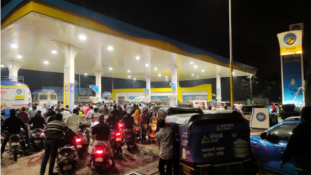 People crowded petrol pumps truck drivers strike half of the petrol pump chandrapur runs out of fuel