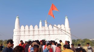 Saffron flag hoist Idgah case registered buldhana hindu muslim