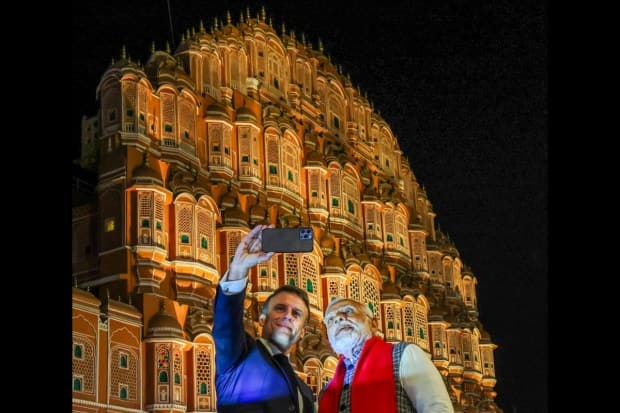 प्रसिद्ध हवा महलच्या समोर उभे राहून पंतप्रधान नरेंद्र मोदींसह सेल्फी घेताना मॅक्रॉन. (फोटो: पीटीआय)