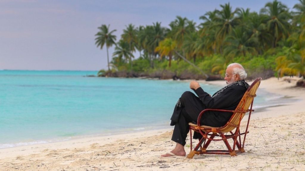 लक्षद्वीपच्या समुद्र किनाऱ्यावर लाउंजच्या खुर्चीत बसून पंतप्रधान मोदी हातात धरलेले काहीतरी लक्षपूर्वक पाहत आहेत. येथे त्यांना शांतता आणि एकांताचा अद्भुत अनुभव आला. (फोटो- @narendramodi)