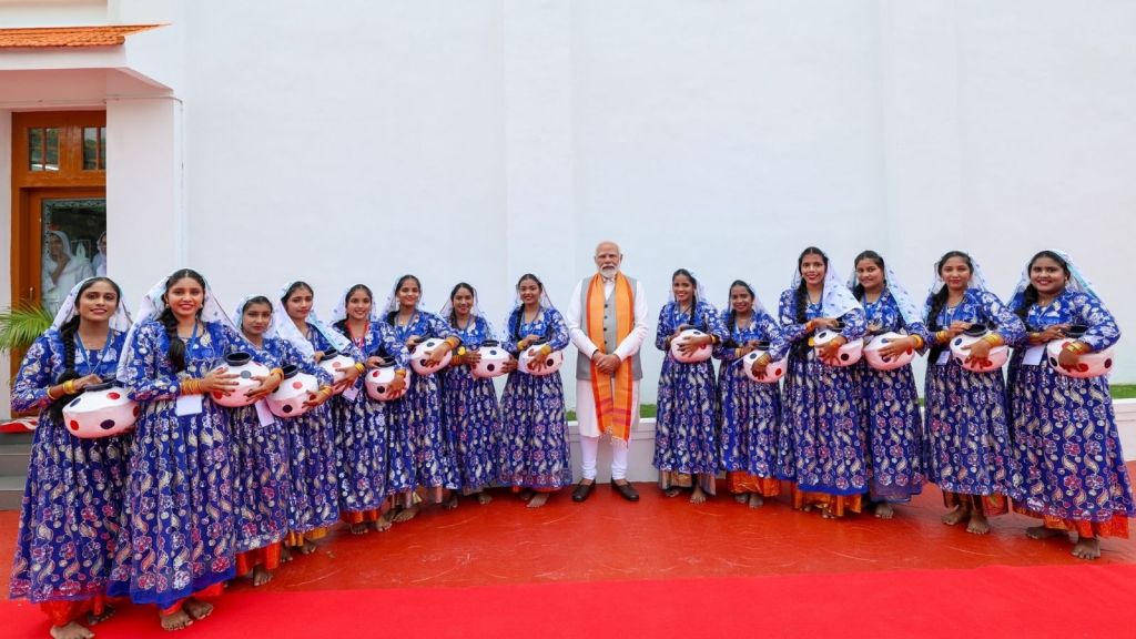 पंतप्रधान नरेंद्र मोदी यांनी लक्षद्वीपमध्ये स्थानिक मुलींसोबत सुंदर फोटो काढले. (फोटो- @narendramodi)