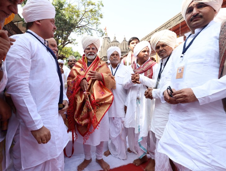 नाशिकच्या श्री काळाराम मंदिरात प्रार्थना केली. दैवी वातावरणामुळे आश्चर्यकारकपणे धन्य वाटत आहे. खरोखर नम्र आणि आध्यात्मिक अनुभव. मी माझ्या सहकारी भारतीयांच्या शांती आणि कल्याणासाठी प्रार्थना केली, असं मोदी काळाराम मंदिरात दर्शन घेऊन आल्यानंतर म्हणाले. (फोटो - नरेंद्र मोदी/X)