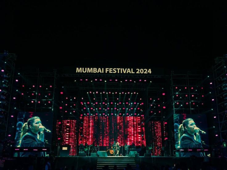 Parineeti chopra first live singing performance in mumbai festival 2024 