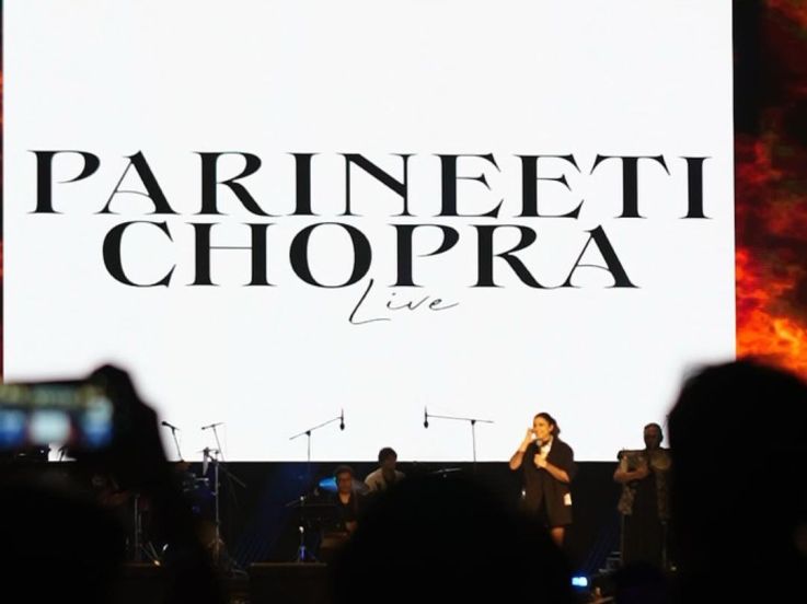 Parineeti chopra first live singing performance in mumbai festival 2024 