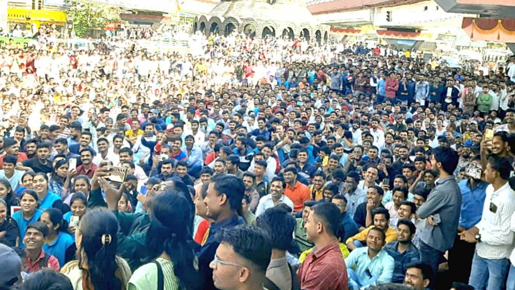 thousands of students protested against chaos in talathi recruitment