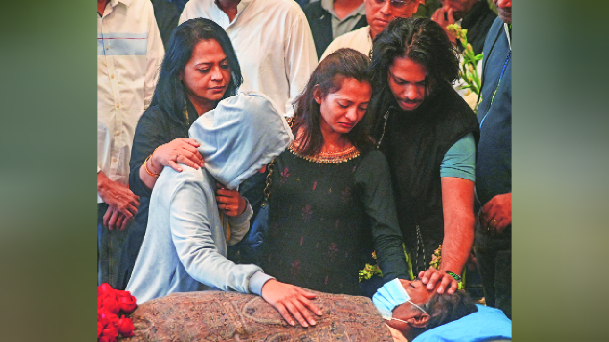उस्ताद राशिद खान ‘सुपूर्द-ए-खाक’, शासकीय इतमामात अंत्यसंस्कार; हजारो चाहत्यांकडून श्रद्धांजली