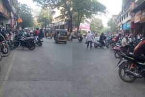 Illegal parking of two-wheelers in two rows on Phadke Road