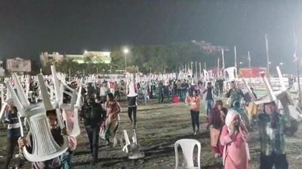 rain in Kailash Khers program the audience flees by covering chairs as umbrellas